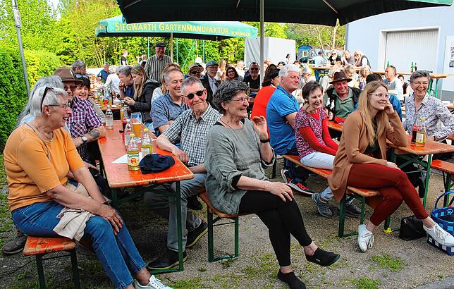 Die über 120 Zuhörer waren von den interessanten Ausführungen der einstigen Zeitzeugen begeistert, so manche lustige Begebenheit wurde ...