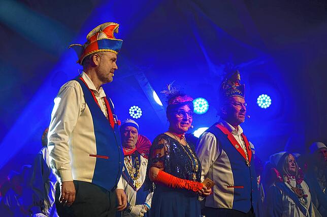 Andreas Fleig als zweiter Gildemeister, Glonkimotter Ulrike Heggen und Glonkivatter Günther Reichenberger (von links) können sich über ...