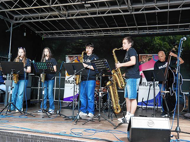 Die vier jungen Saxophonisten der Jazz-Band der Musikschule Musäk spielen ein Ständchen fürs Publikum. Fotos: Michael Gottstein
