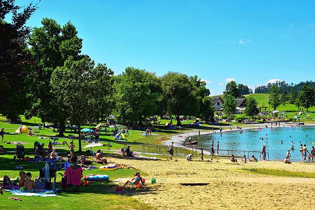 60 Tausend Quadratmeter Liegewiese und 40 Tausend Quadratmeter Wasserfläche im Badebereich des Schlosssees hat das Freibad in Salem.