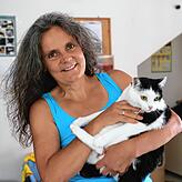 Heidi Schätzle, Leiterin des Konstanzer Tierschutzheims, mit Katze Minka.