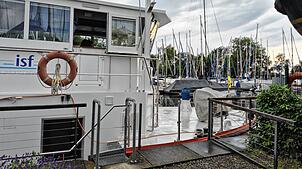 Das Forschungsschiff Kormoran im Langenargener Hafen: Klimaneutral umgerüstet wird es wohl erst mal nicht.