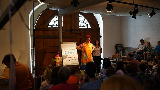 Gelungener Abschlusstag: Bibliothekarin Sabrina Böhringer mit Clownin Polly, die bei den Kindern und ihren Eltern vor der Ziehung der ...