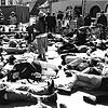 Nur gespielt waren die Toten auf dem Marktplatz im Juni 1981 beim &bdquo;Die-In&ldquo;. Atomwaffengegner demonstrierten gegen den ...