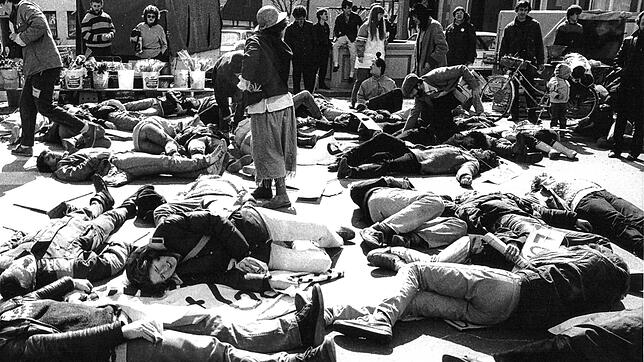 Nur gespielt waren die Toten auf dem Marktplatz im Juni 1981 beim &bdquo;Die-In&ldquo;. Atomwaffengegner demonstrierten gegen den ...