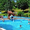 Viele hoffen, dass man alsbald wieder im renovierten Tannheimer Freibad planschen und schwimmen kann. Bild: Jörg-Dieter Klatt