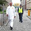 Zwei von 9000: Betriebsratsvorsitzender Alfred Gruber (links) und Betriebsratsmitglied Robert Rastädter vor dem Singener Maggi-Werk, das ...
