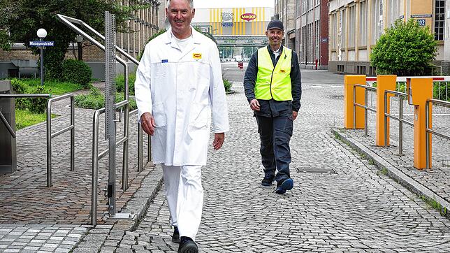 Zwei von 9000: Betriebsratsvorsitzender Alfred Gruber (links) und Betriebsratsmitglied Robert Rastädter vor dem Singener Maggi-Werk, das ...
