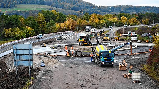Bei der Abfahrt von der A98 bei Lauchringen an der Bundesstraße 314 entsteht ein neuer Kreisverkehr mit einem Betonbelag. Nach ...
