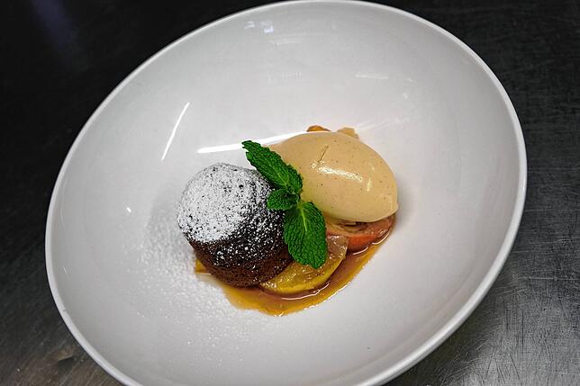 Auch das Dessert verbindet verschiedenste Genüsse: süß und sauer, heiß und kalt, fruchtig und weihnachtlich.