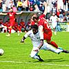 Der FC 08 Villingen (Ibrahima Diakite, vorn) stolperte gegen den TSV Ilshofen (Lukas Lienert), er unterlag den Gästen mit 1:2.