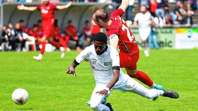 Der FC 08 Villingen (Ibrahima Diakite, vorn) stolperte gegen den TSV Ilshofen (Lukas Lienert), er unterlag den Gästen mit 1:2.