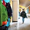 Kinder gehen in einer Schule durch einen Gang. Laut Kultusministerin Schopper wird Lehrermangel auch im nächsten Schuljahr ein Thema bleiben