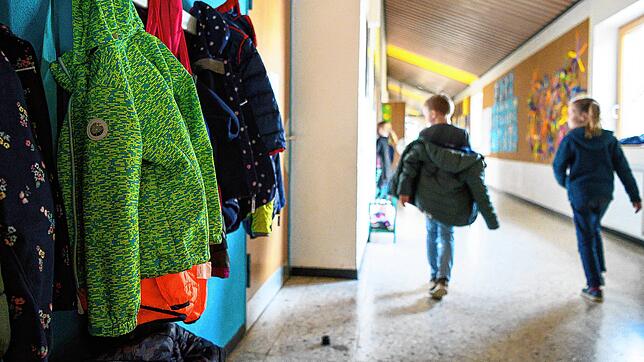 Kinder gehen in einer Schule durch einen Gang. Laut Kultusministerin Schopper wird Lehrermangel auch im nächsten Schuljahr ein Thema bleiben