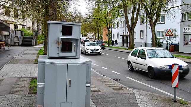 Der Blitzeranhänger der Stadt Singen in der Rielasinger Straße: Am Freitag, 21. April, steht der Blitzermarathon an, bei dem verstärkt ...