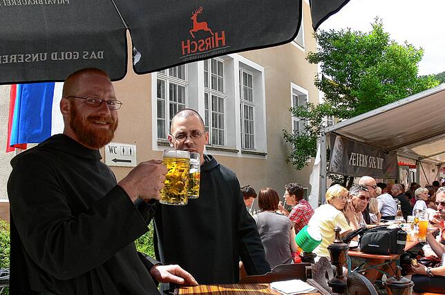 Auch die Mönche erfreut das Fest im Kloster Beuron, wie hier 2010, zumal es diesmal für das Kloster und seine Betriebe gleich drei ...