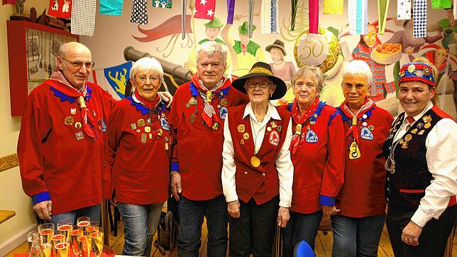 Sechs Mitglieder der Bengelschiesser-Zunft erhalten die Goldene Ehrennadel (v.l.): Bruno Schmidt, Ursel und Gottfried Graf, Annemarie ...