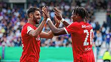 Freiburgs Torschütze Junior Adamu (rechts) feiert seinen Treffer zum 0:3 mit Vincenzo Grifo.
