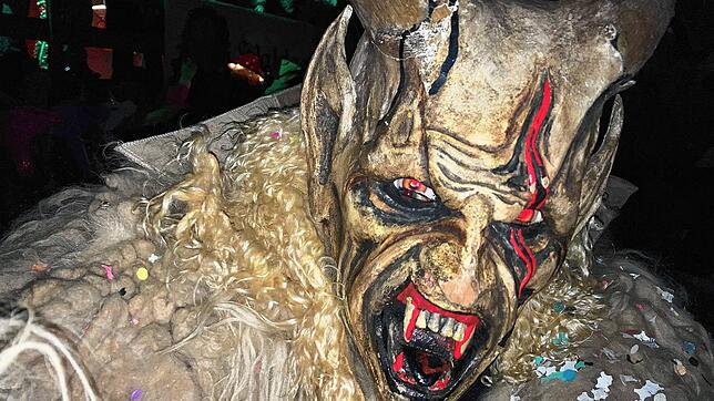 Gruselfaktor beim Nachtumzug in der Laufenburger Altstadt. Tausende Besucher genossen das schaurige Schauspiel und kamen zum Häxefüür ...