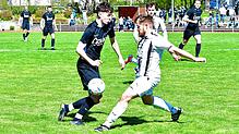 Heiße Duelle: Timo Kronenberger (rechts) vom FC Wittlingen bekam den Wehrer Doppel-Torschützen Marco Hanser nicht unter Kontrolle.