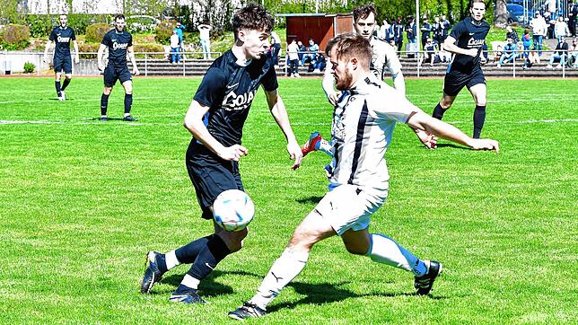 Heiße Duelle: Timo Kronenberger (rechts) vom FC Wittlingen bekam den Wehrer Doppel-Torschützen Marco Hanser nicht unter Kontrolle.