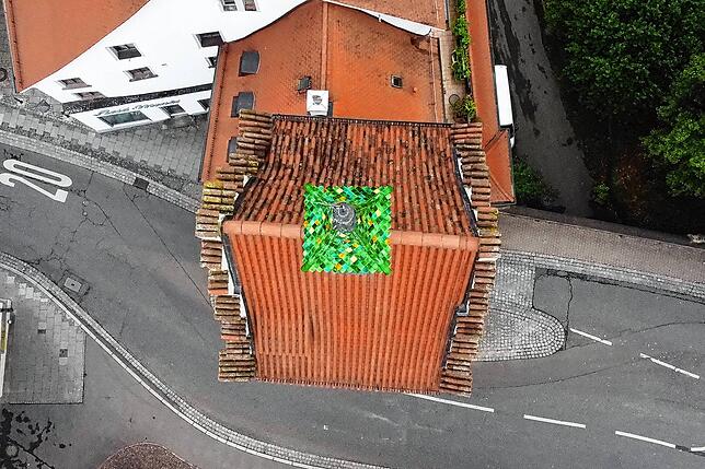 Das grüne Dacherl ist tatsächlich so grün. Ebenfalls interessant ist die Anordnung der Ziegel vor allem an den Seiten des Daches. ...