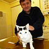 Dr. Bernhard Stark, Tierarzt in Salem, mit einer operierten Patientin. Bild: Christiane Keutner
