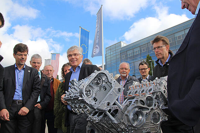 Firmengründer Albert Weber (Mitte) präsentierte beim Tag der Wirtschaft im Oktober 2017 Bürgermeister Georg Riedmann (links) und ...