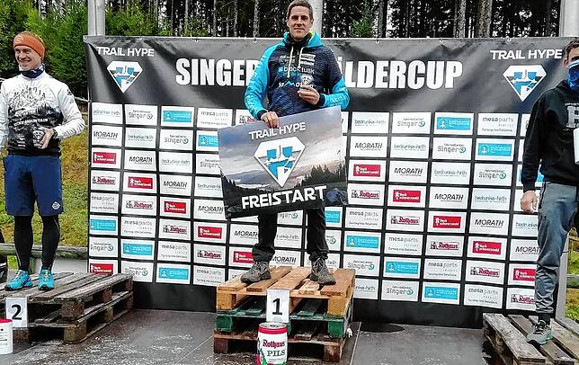 Mit Pokal: Mark Jagenow bei der Siegerehrung.