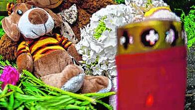 Kuscheltiere, Grablichter und Blumen (Symbolbild): Im Kanton Aargau sollen Eltern 2020 ihre dreijährige Tochter getötet haben. Jetzt ...