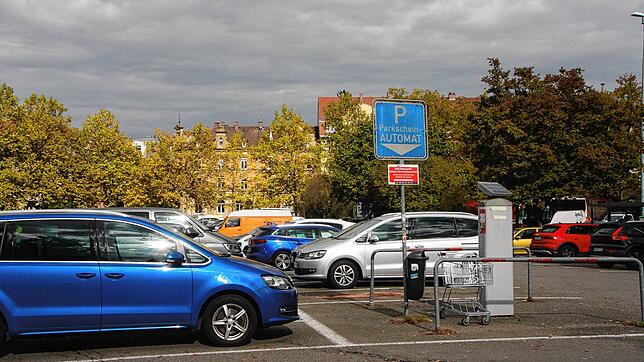 Noch parken auf dem Döbele Autos. Auf dem Konstanzer Areal sollen Wohnungen entstehen. Ein Parkhaus soll die dort und im Zentrum ...