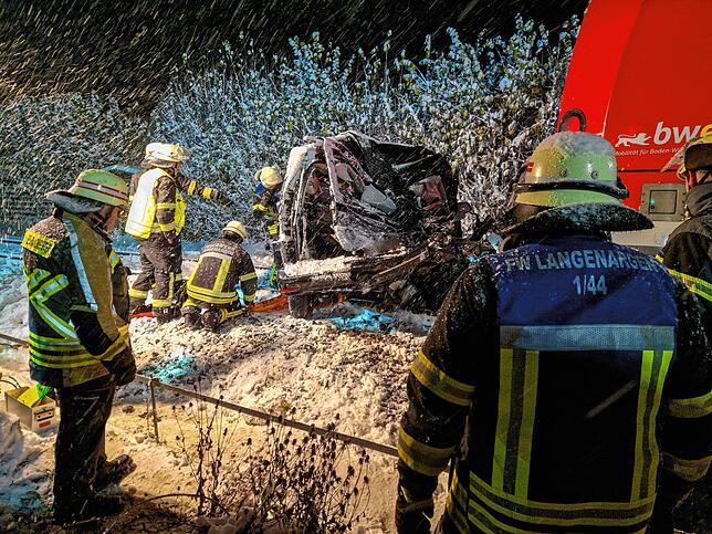 Die Bergung wird den Einsatzkräften erschwert: Das Auto hat sich unter der Lok eingeklemmt.