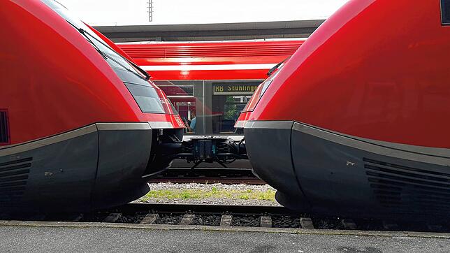 Züge der Regionalbahn stehen im Bahnhof Waldshut, im Hintergrund die Wutachtalbahn nach Stühlingen. Ab 15. Dezember gilt der neue Fahrplan.