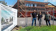 Vom Entwurf zur Realität: Architekt Ernesto Preiser (links), seine Kollegin und Werkplanerin Anna-Lena Götte und Gemeinde-Architekt ...