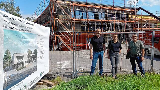 Vom Entwurf zur Realität: Architekt Ernesto Preiser (links), seine Kollegin und Werkplanerin Anna-Lena Götte und Gemeinde-Architekt ...