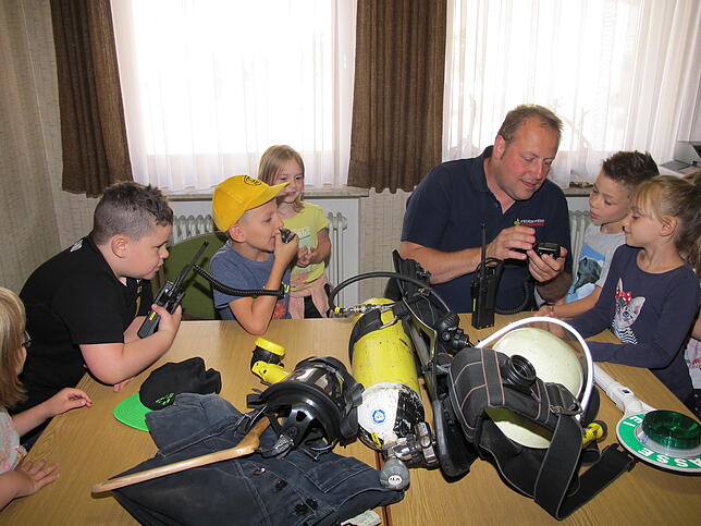 So unterhalten sich die Wehrleute beim Einsatz oder der Übung. Die Kinder wollten gar nicht mehr aufhören mit ihrer Ausbildung am ...