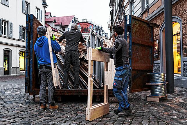 Bei einer Abholung von brauchbaren Holzteilen vor dem Kulturzentrum am Münster. Diese stammen aus der Sonderausstellung des ...