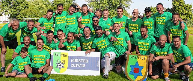 Zurück in der Bezirksliga: Der SV Herten holte sich 2018 den Titel in der Kreisliga A, West und Giovanni Basso (vorn, Mitte) feierte ...