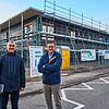 Aufgebaut: Architekt Reiner Wenk und Markus Schilloks, Abteilungsleiter Hochbau (von links) bei der Stadt Wehr, vor dem Neubau des 2020 ...