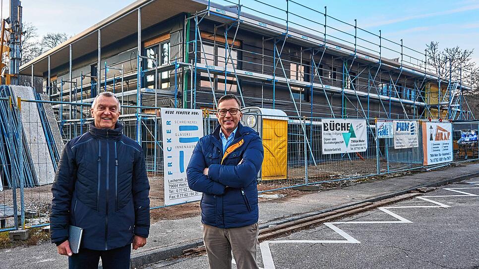 Aufgebaut: Architekt Reiner Wenk und Markus Schilloks, Abteilungsleiter Hochbau (von links) bei der Stadt Wehr, vor dem Neubau des 2020 ...