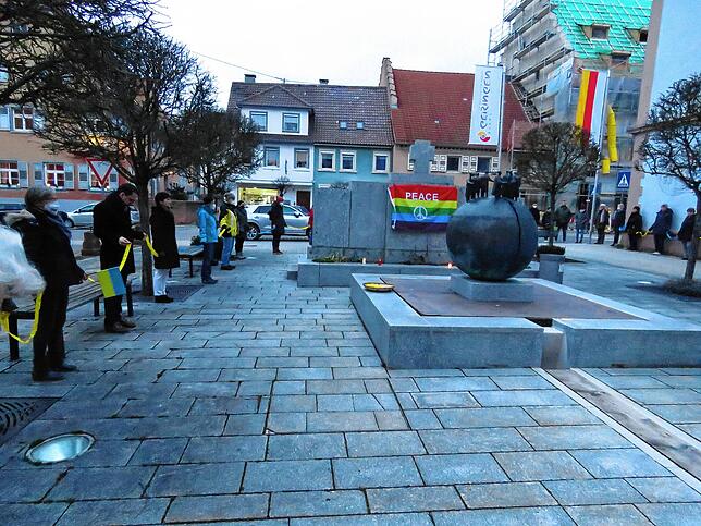 Rund 50 Teilnehmer fanden sich zur solidarischen Mahnwache auf dem Geisinger Rathausplatz ein. Rund um das Kriegerdenkmal und die ...