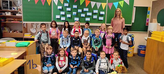 Acht Mädchen und zehn Jungen sind in die Klasse 1b der Grundschule Erzingen eingeschult worden. Klassenlehrerin ist Andrea Seemann.