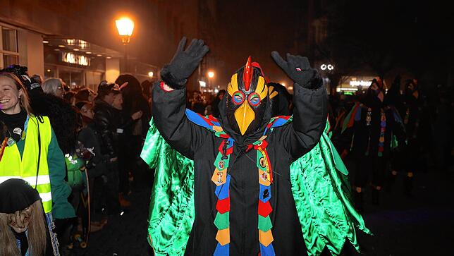 Bild 25: Mit dem Butzenlauf wird die Straßenfasnacht eingeläutet