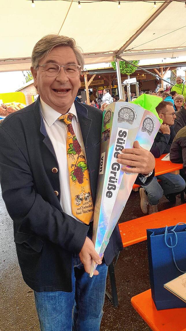 Karl Wehrle hat 26 Jahre das Weinfest organisiert. Er wurde mit so viel Geschenken und Blumen verabschiedet, dass mehrere Leute tragen ...