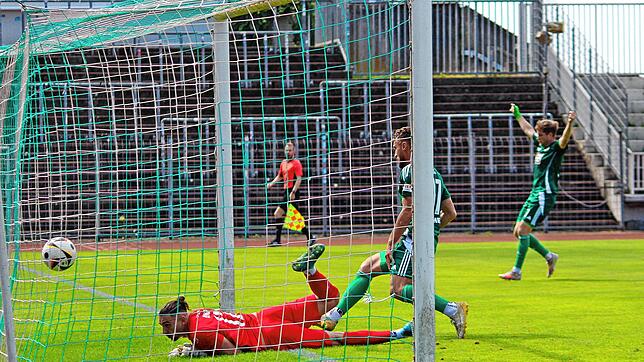 Der FC 08 Villingen (Torhüter Andrea Hoxha) hatte beim FC Homburg nichts zu bestellen und unterlag mit 0:6.