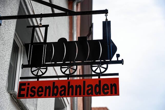Das Ladenschild wird bald aus der Brunnenstraße verschwinden.
