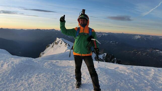Geschafft: Ralf Zandona freut sich über den Aufstieg. Insgesamt hat er bei seiner Alpenüberquerung 60 000 Höhenmeter gemacht. Bild: Privat