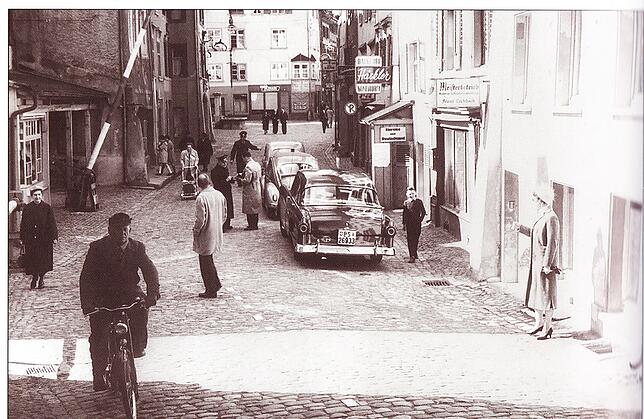 Die Rheinbrückstraße ist in den 60er Jahren einerseits Einkaufspassage, aber auch Durchgangsstraße für den Grenzverkehr zwischen ...