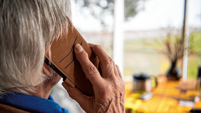 (Symbolbild) Eine Seniorin aus Engen wurde Opfer eines Betrugs.