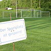 &bdquo;Der Sportplatz ist gesperrt&ldquo; steht auf dem Schild auf dem Areal des ESV Waldshut in der Nähe des Wildgeheges.